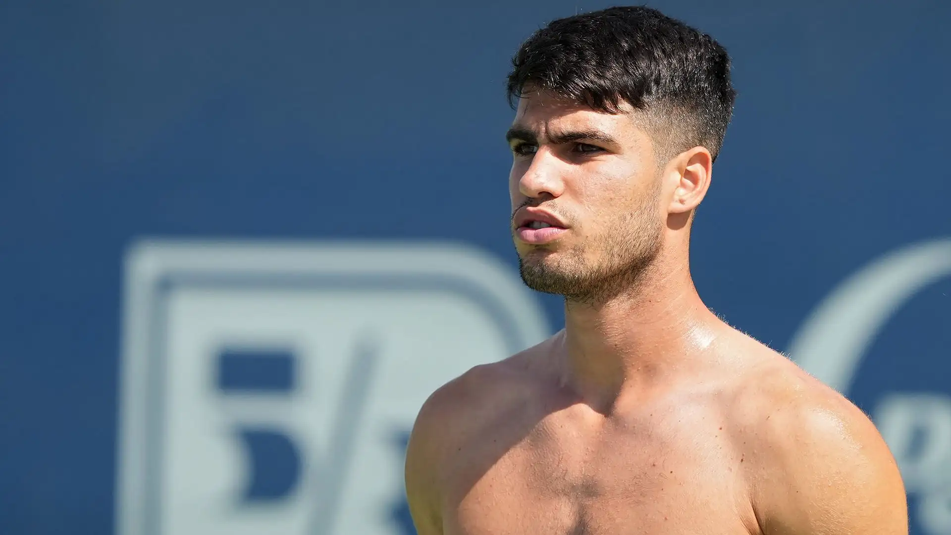 Per combattere il caldo torrido, Alcaraz si è allenato senza maglia
