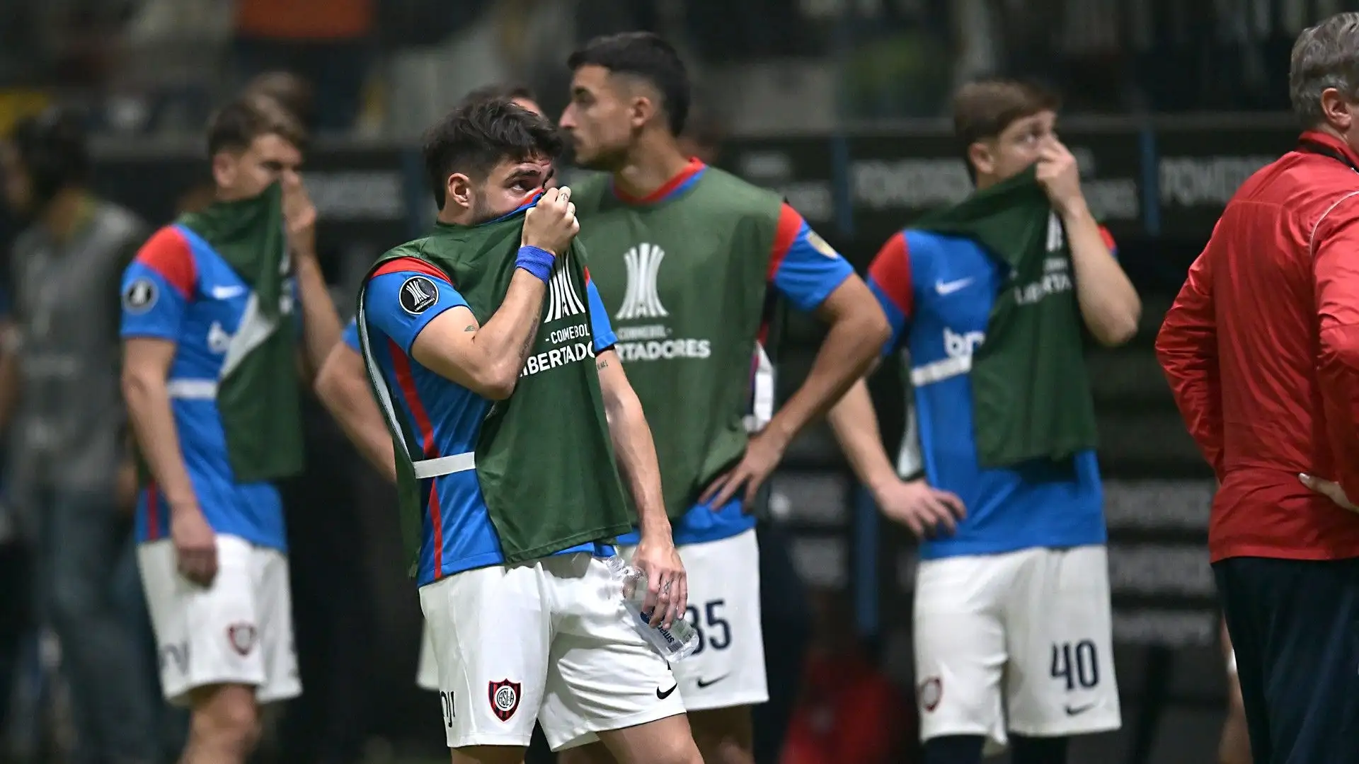 I lacrimogeni hanno causato qualche problema anche ai calciatori
