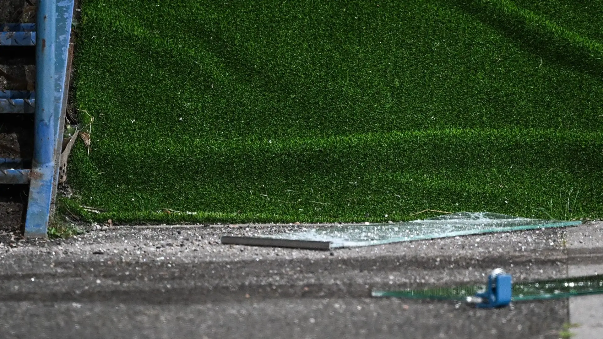 Durante Wisla Cracovia-Spartak Trnava è caduto un grosso pannello di vetro da una sezione dello stadio
