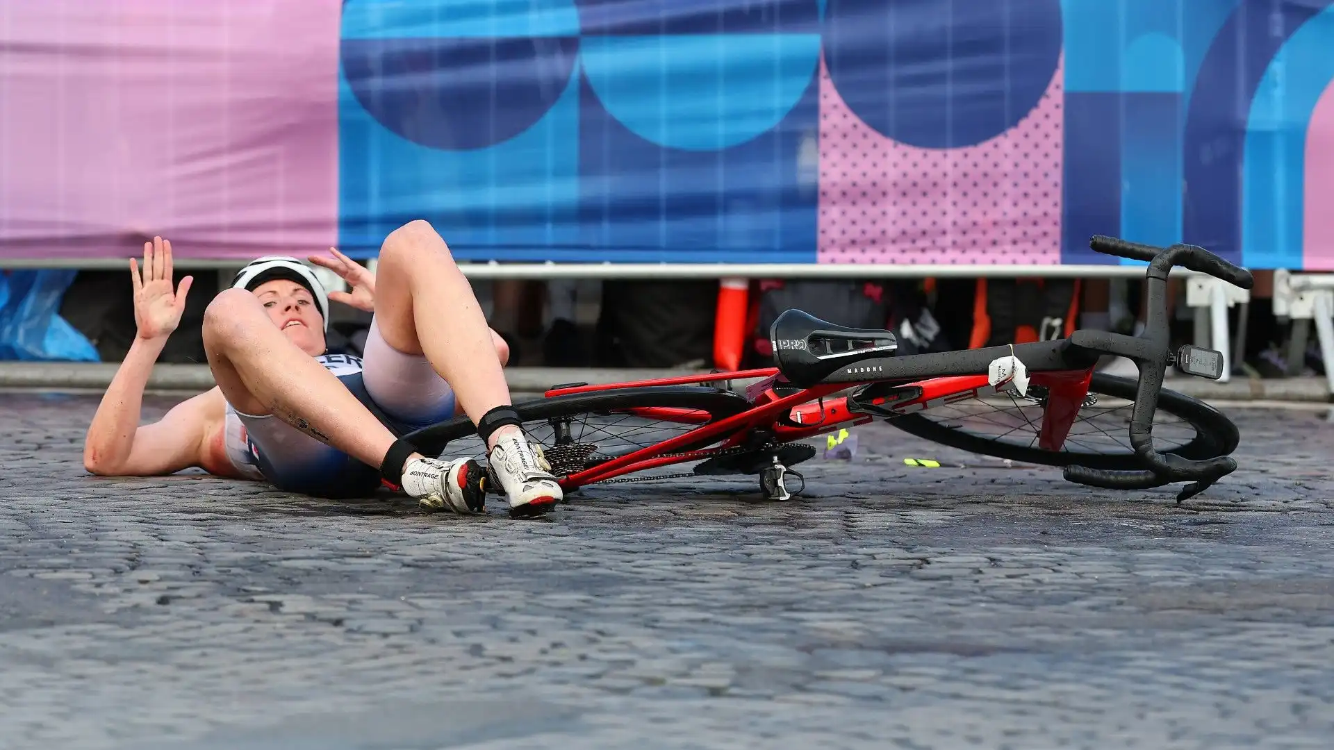 Incidenti tremendi nel triathlon femminile: le foto delle cadute
