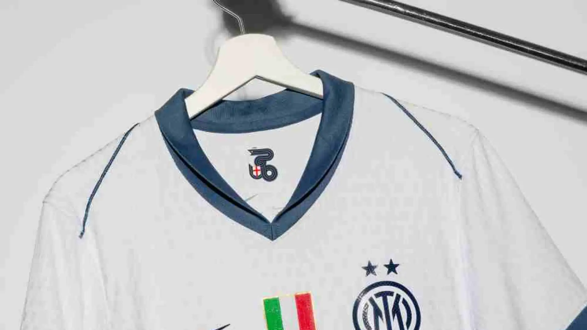 Bianco come sempre l'Away Kit nerazzurro, a poche settimane dalla presentazione della prima divisa.