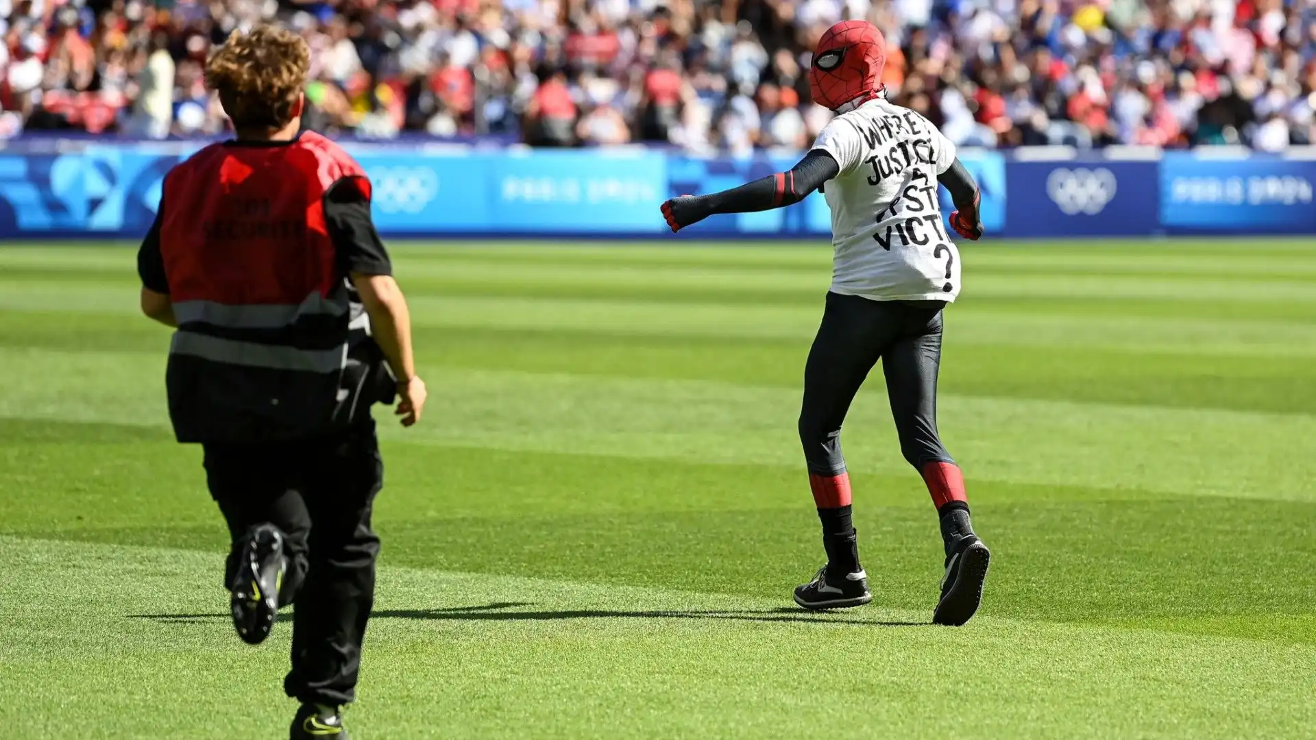 Invasore mascherato irrompe alla finale di Parigi, le immagini
