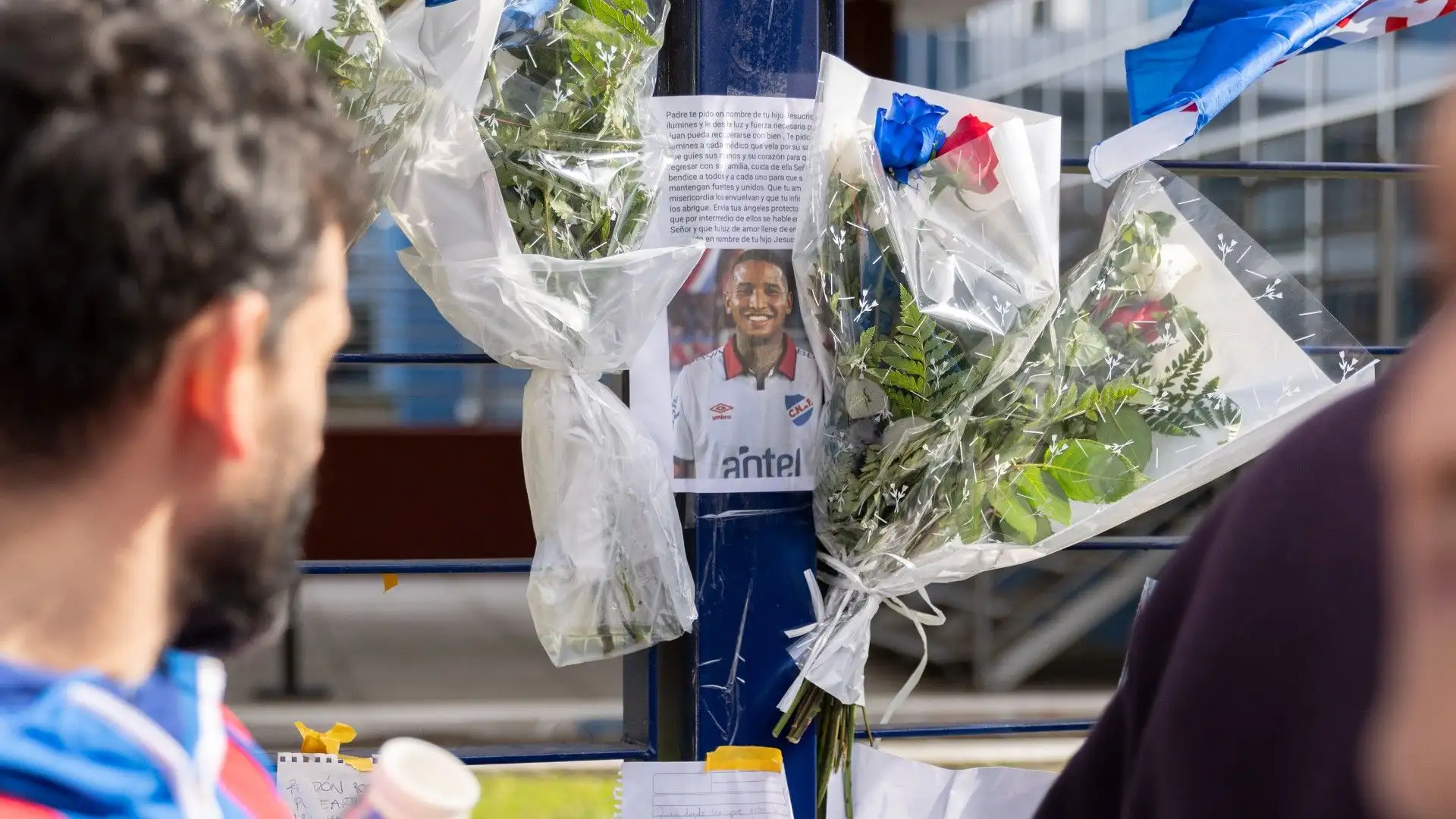 Molti tifosi hanno portato dei fiori fuori dalla sede del Nacional