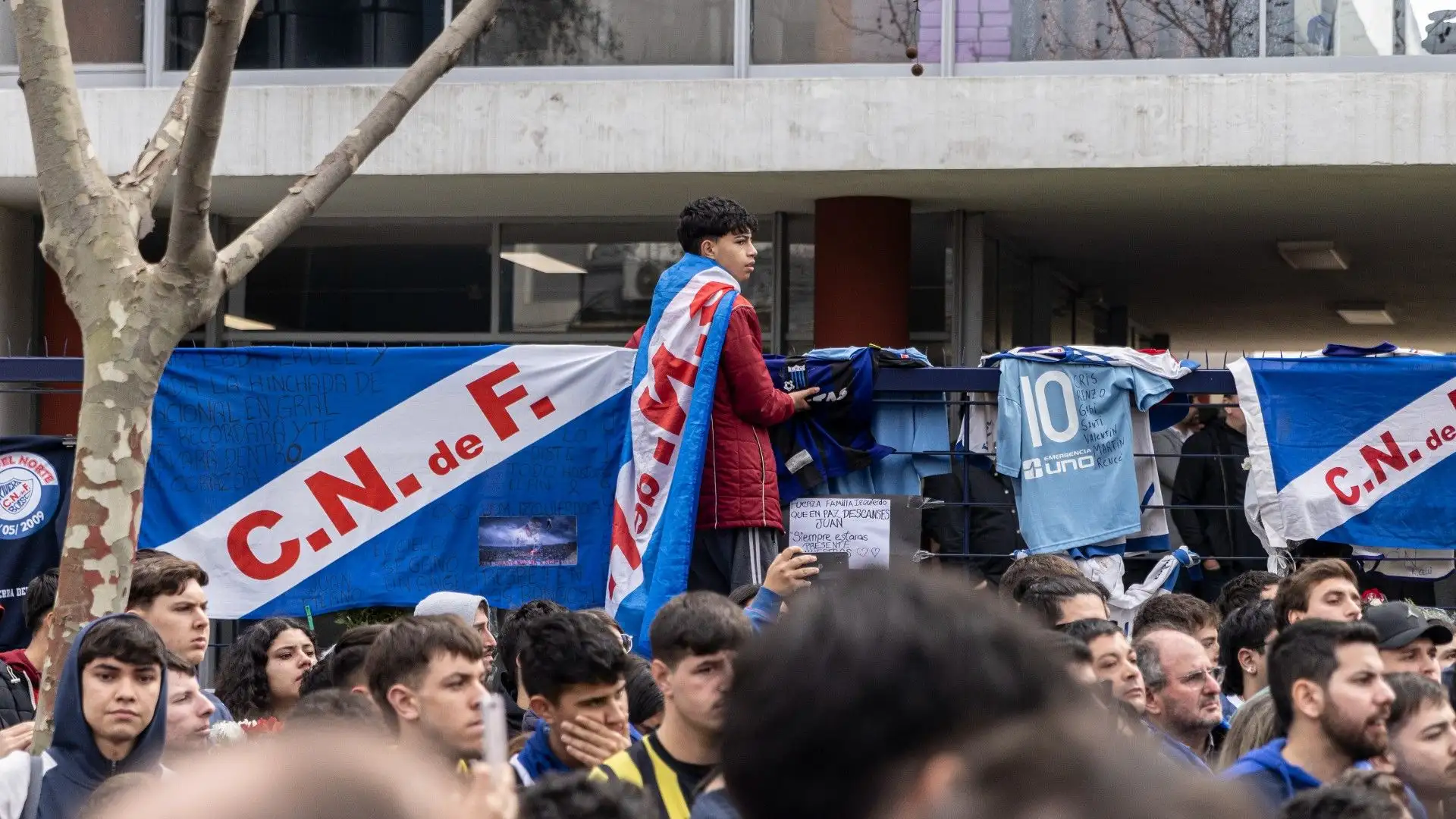 La folla ha riempito le strade della capitale dell'Uruguay