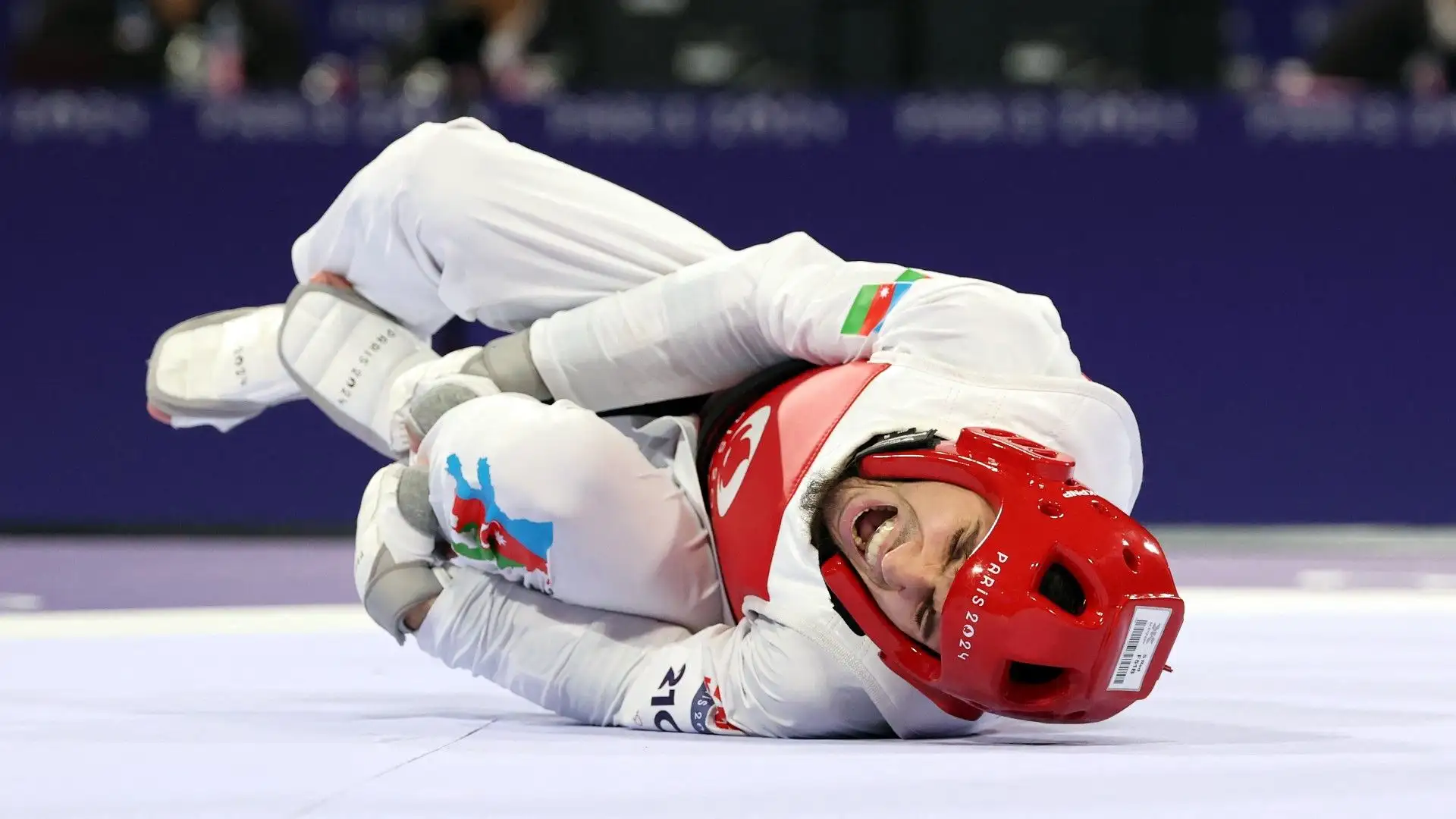 A meno di un minuto dall'inizio dell'incontro Magomedov si è infortunato alla gamba
