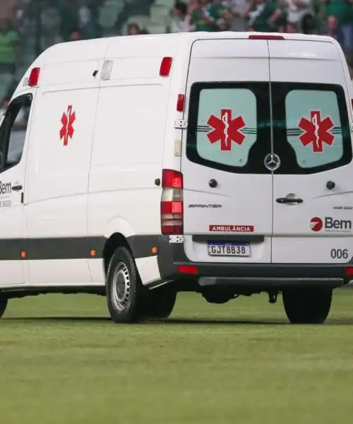 Perde conoscenza dopo il tremendo infortunio: ambulanza in campo, le foto