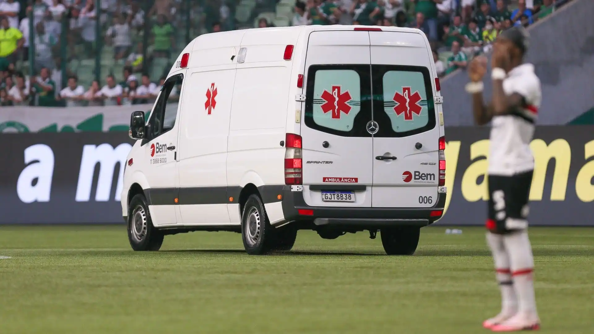 Perde conoscenza dopo il tremendo infortunio: ambulanza in campo, le foto