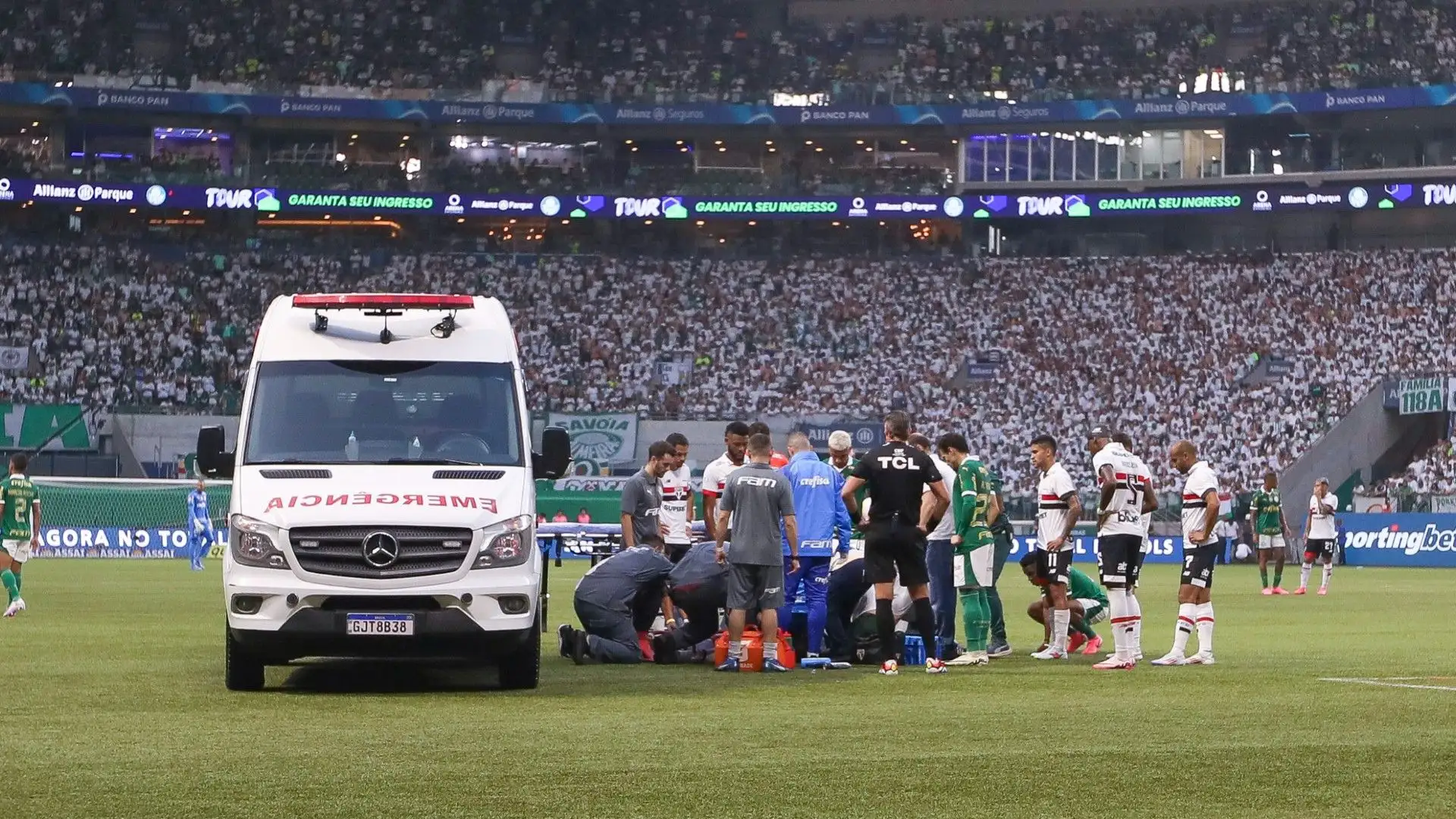 I tifosi hanno applaudito quando Patryck è uscito con l'ambulanza