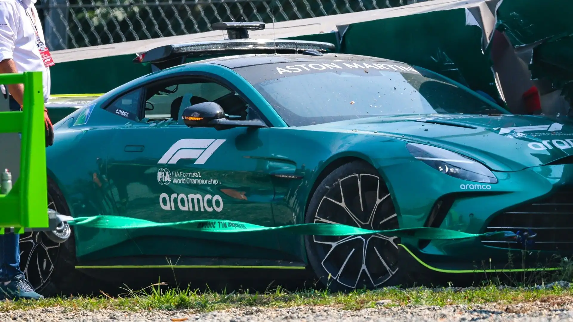 L'auto ha riportato danni ingenti nella parte anteriore
