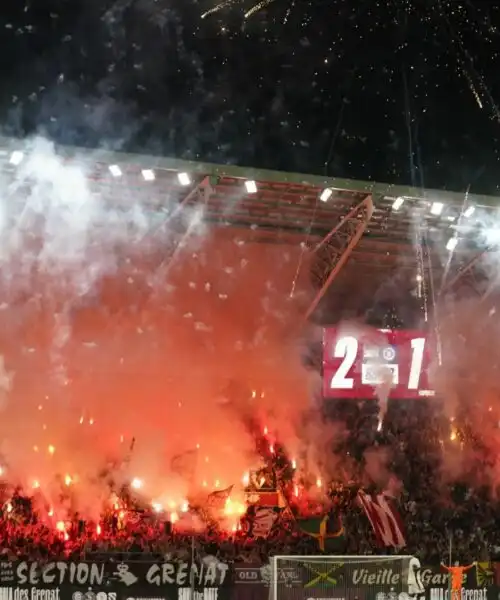 Si scatena l’inferno, arbitro costretto a sospendere la partita: le foto