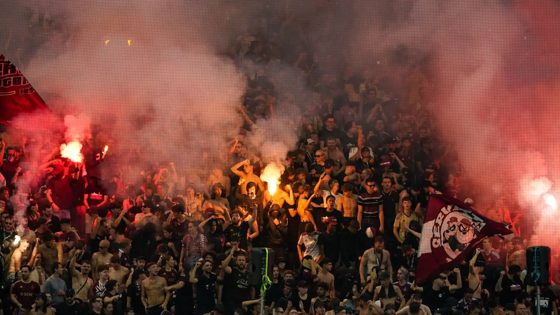 Nei minuti finali i tifosi del Servette si sono scatenati
