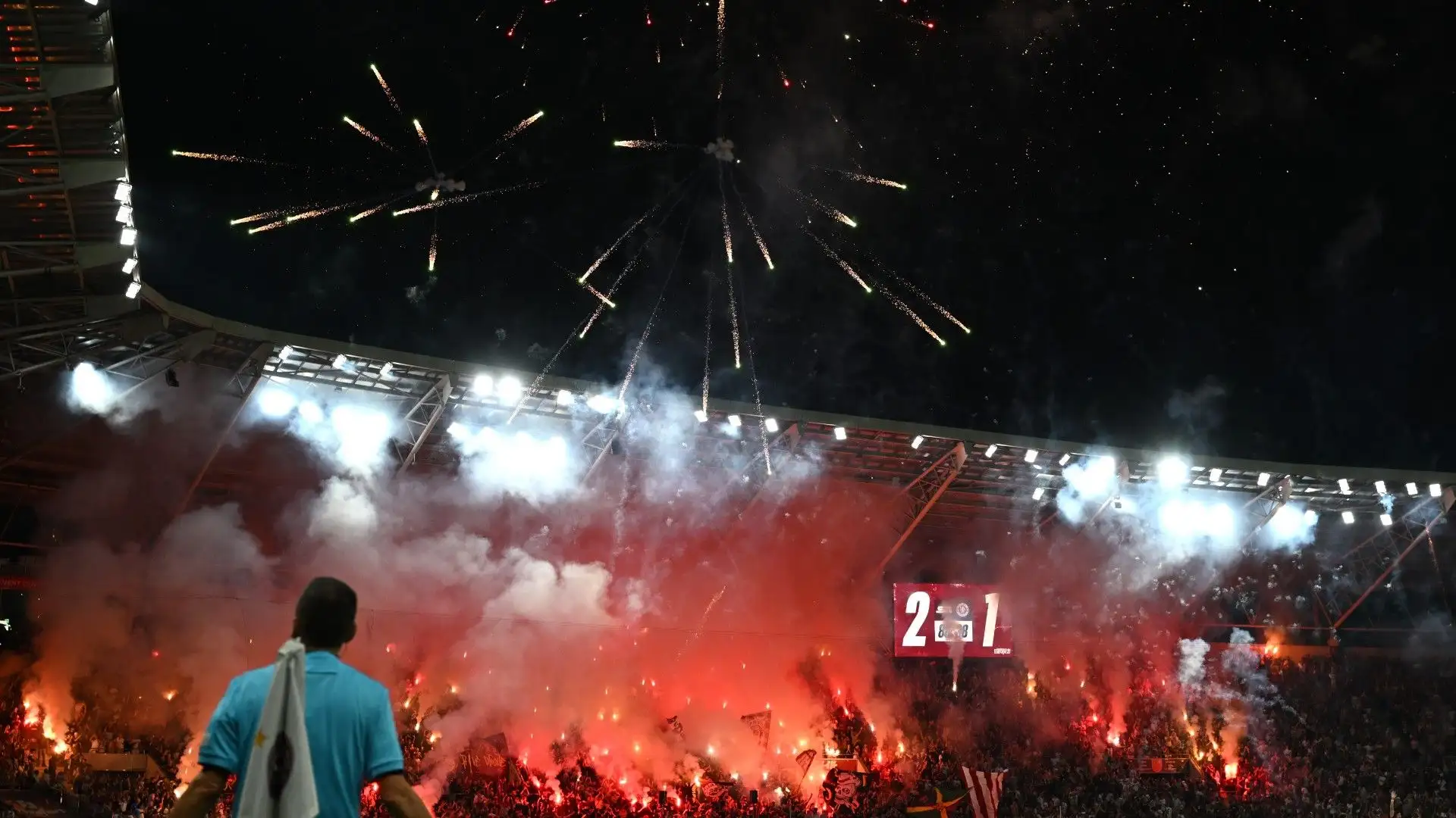 Alcuni fan hanno utilizzato fuochi d'artificio dentro lo stadio
