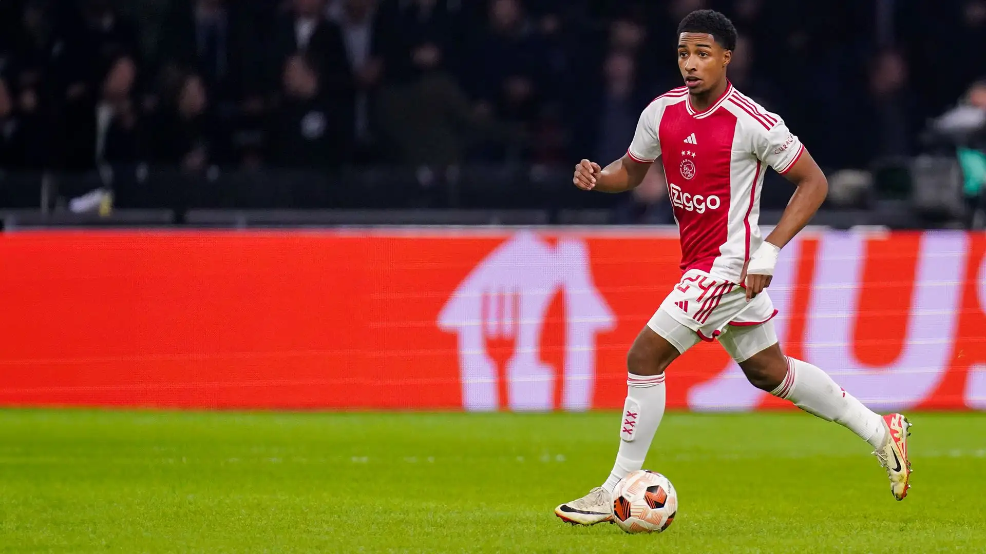 Finora con l'Ajax ha collezionato 56 partite, 6 gol e 4 assist