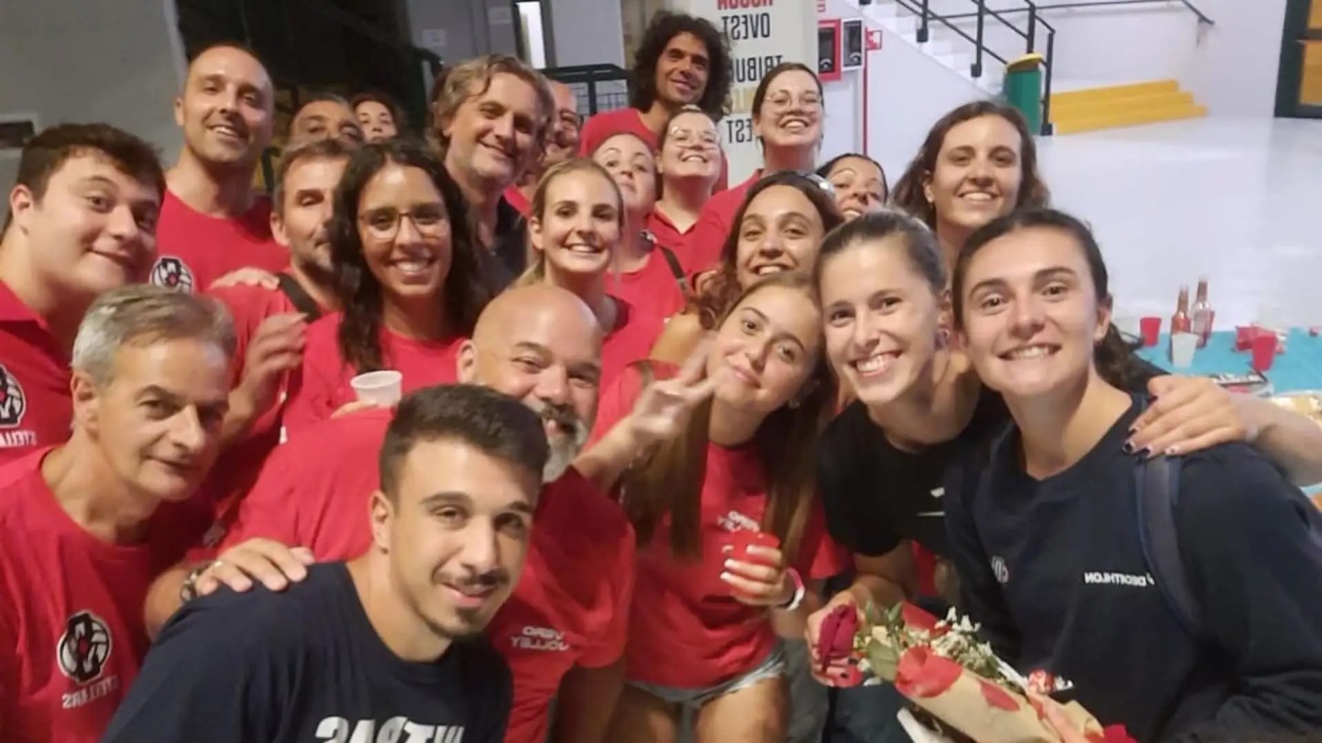 Il tifo organizzato della Vero Volley Milano ha riabbracciato la squadra.