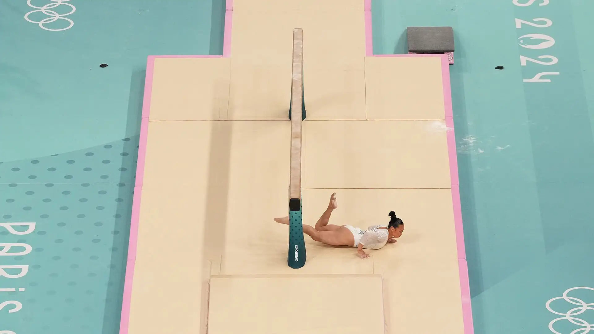 Anche la sua compagna Simone Biles, infatti, è caduta dalla trave
