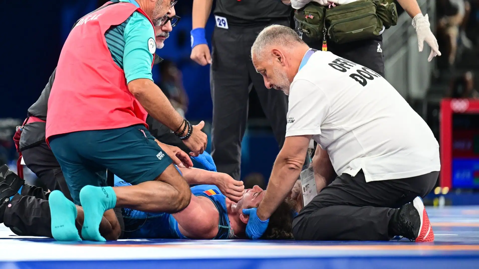 I soccorsi sono intervenuti prontamente per verificare le condizioni dell'atleta
