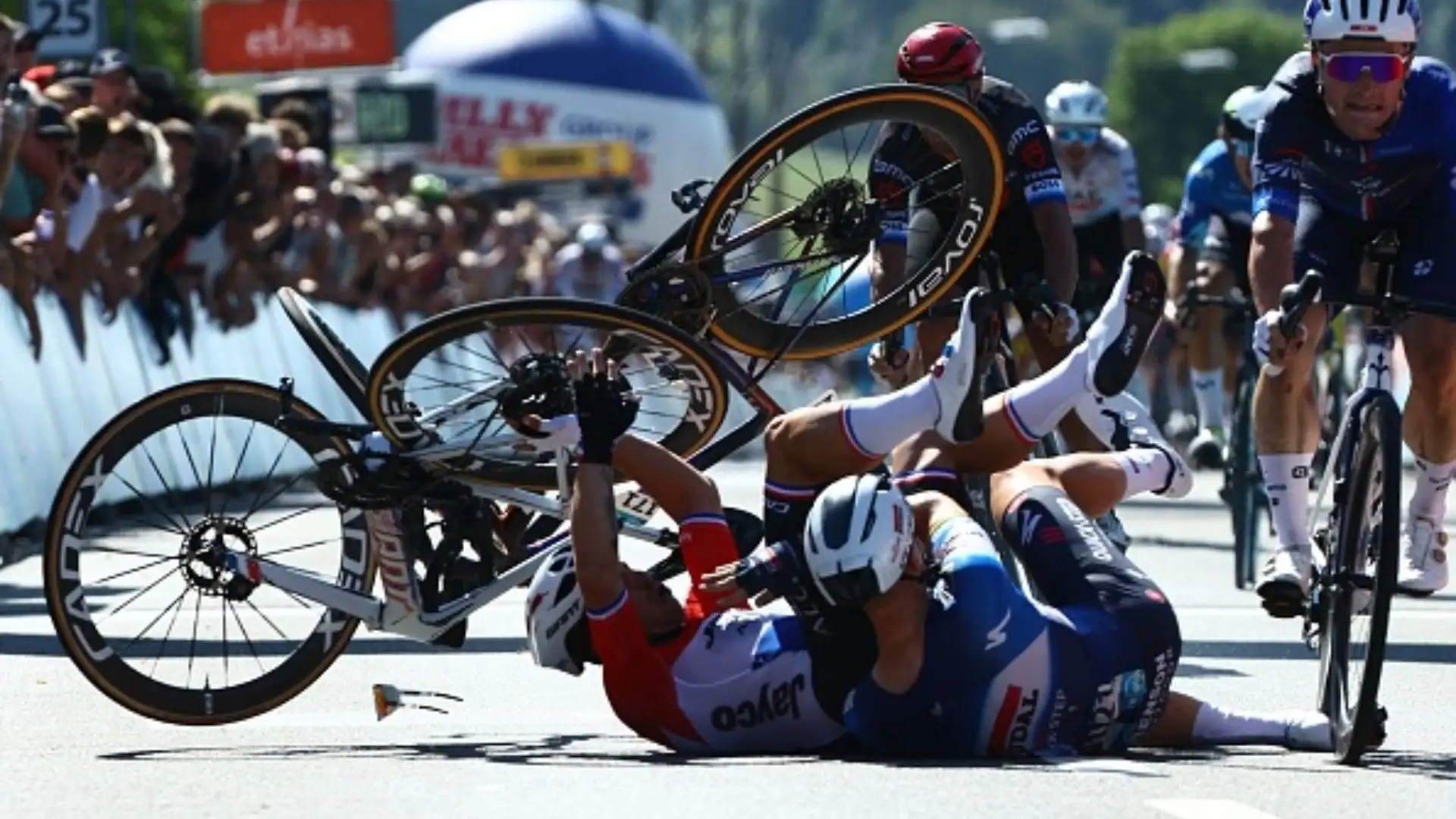Dylan Groenewegen e Tim Merlier si sono scontrati durante il 20° Renewi Tour
