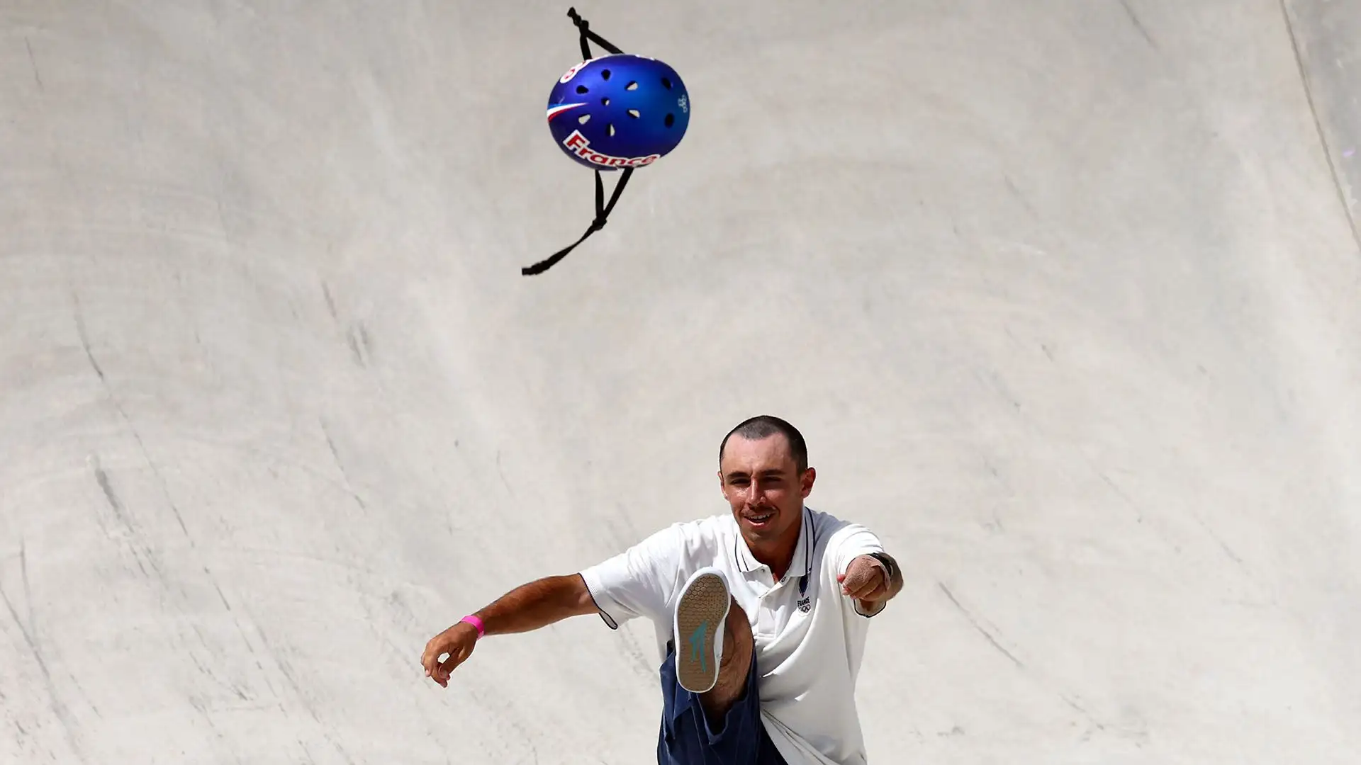 L'atleta ha calciato in aria il casco con grande furia
