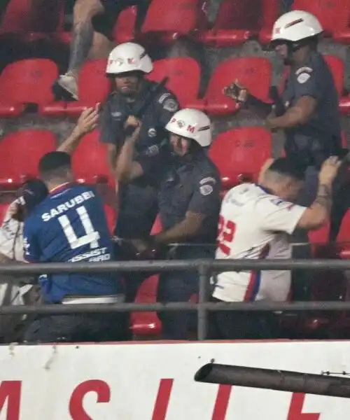 Violenza allo stadio: le foto degli scontri tra tifosi e polizia