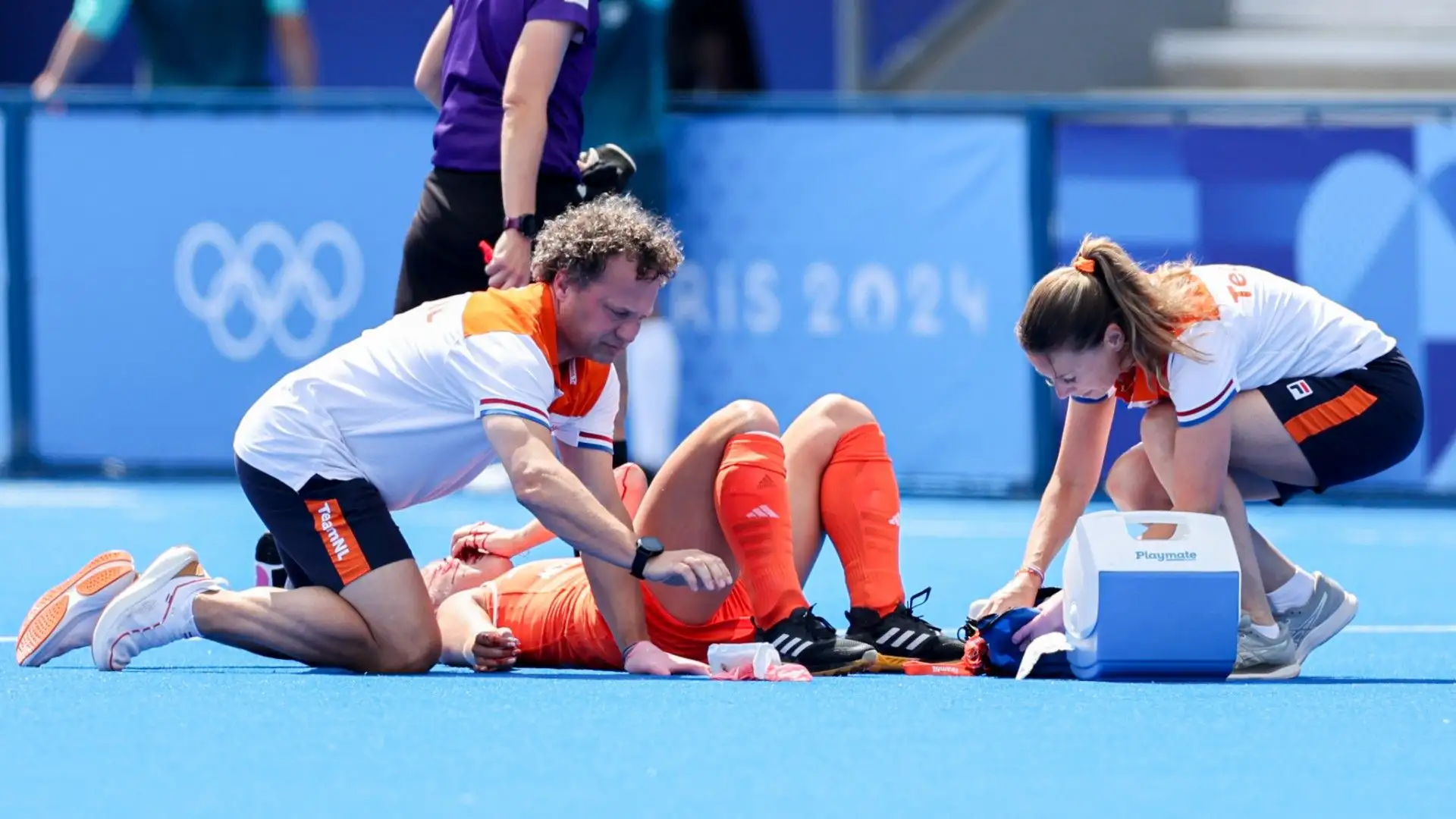 L'atleta di hockey su prato è stata colpita in faccia dalla pallina
