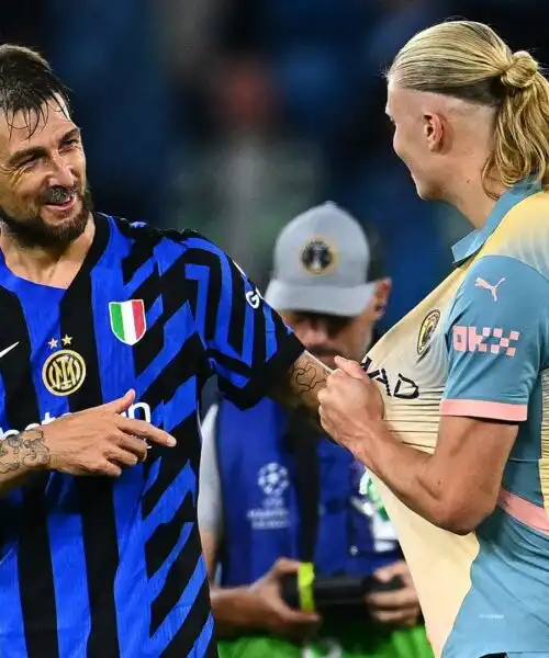 Acerbi ride in faccia ad Haaland: si scatena la polemica. Le foto