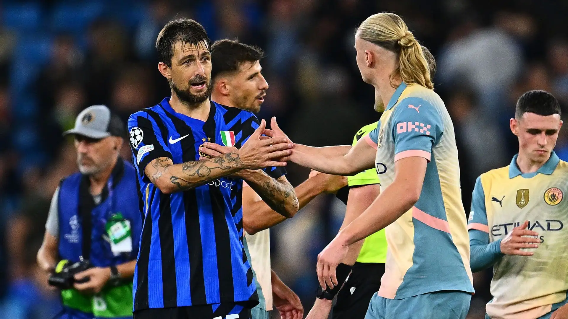 Acerbi durante il match ha fatto di tutto per arginare l'attaccante e ci è riuscito
