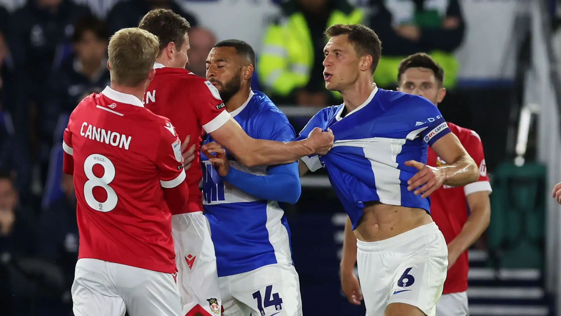 La sfida di League One ha infiammato i calciatori in campo

