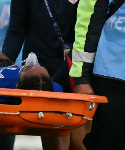 Calciatrice portata via in barella e con l’ossigeno: le drammatiche foto