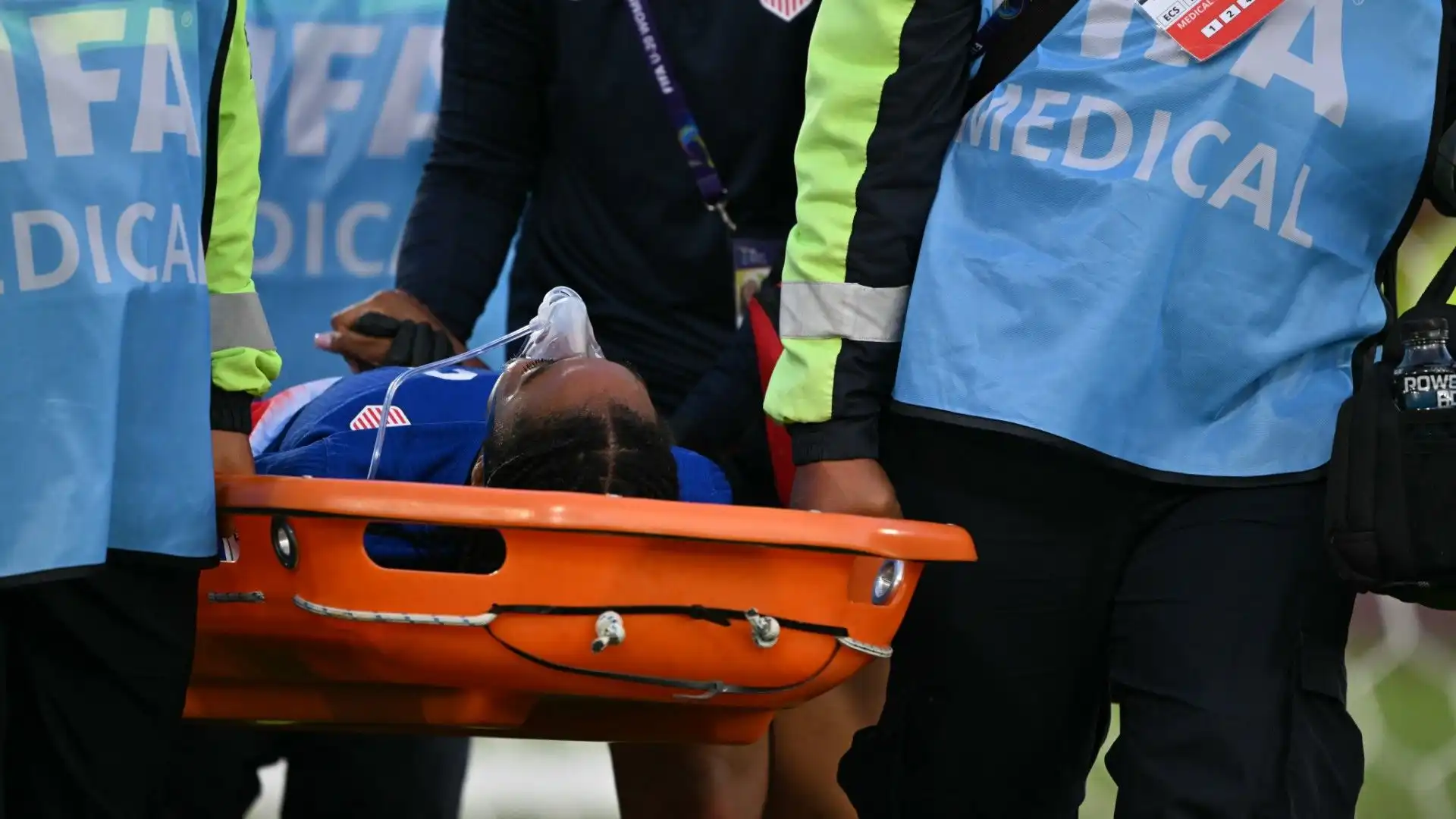 Calciatrice portata via in barella e con l'ossigeno: le drammatiche foto
