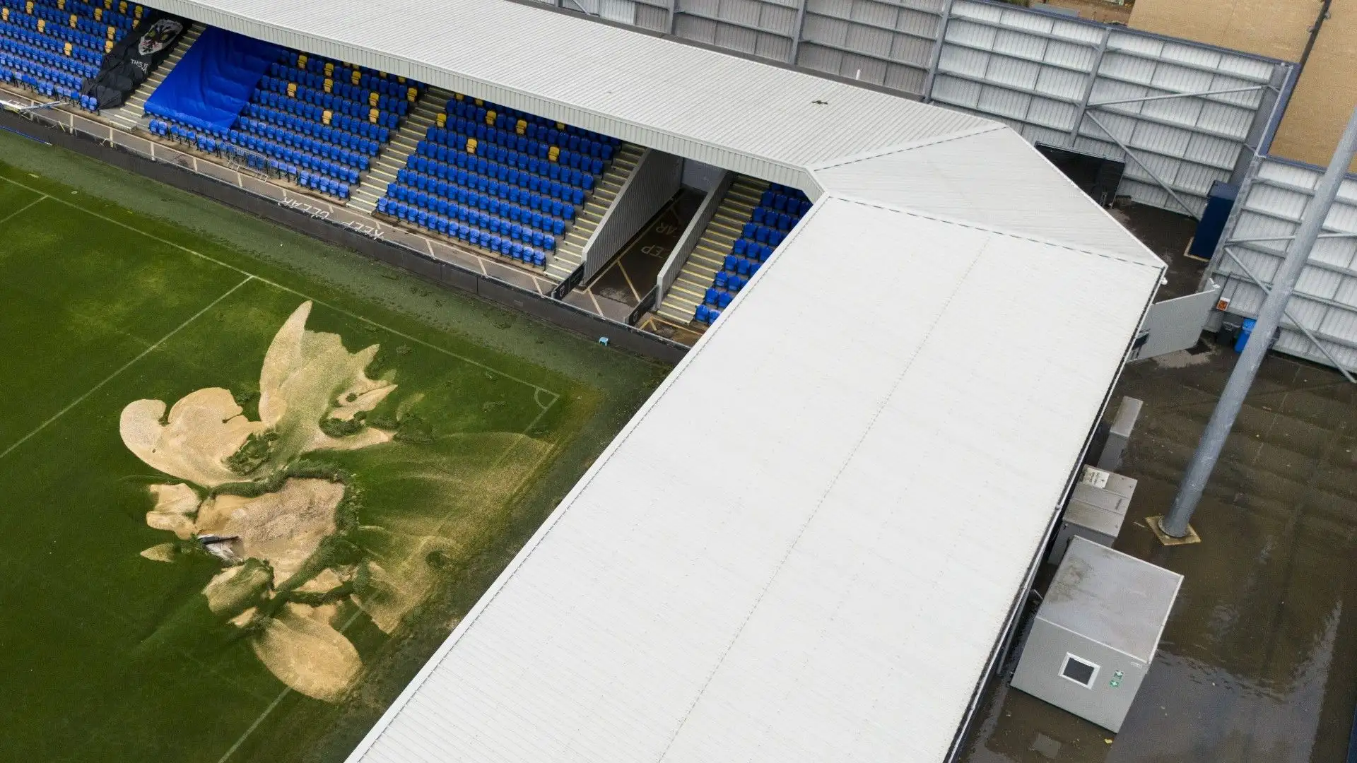 Il fiume Wandle è esondato e ha allagato il campo del Wimbledon
