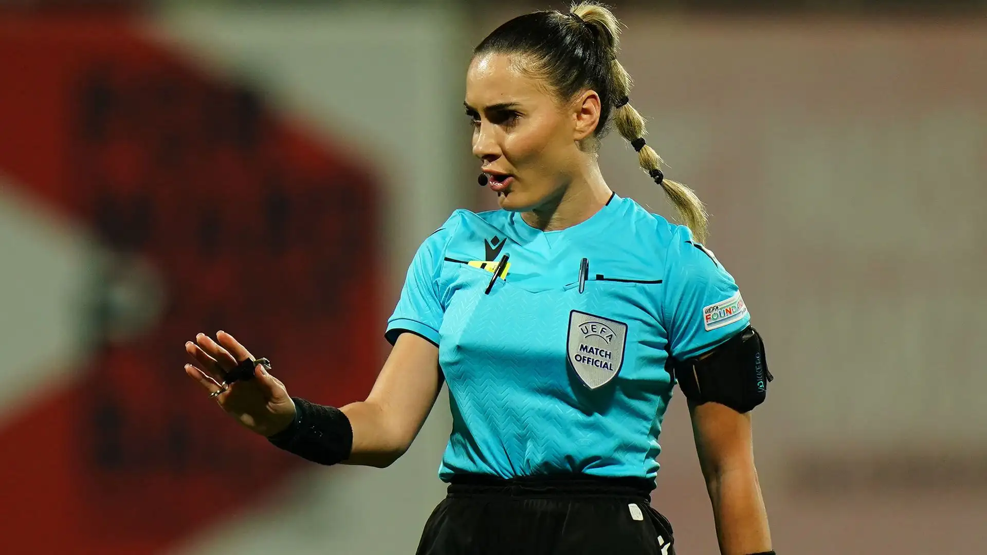 La direttrice di gara albanese è una degli arbitri donna più in vista della Champions League femminile