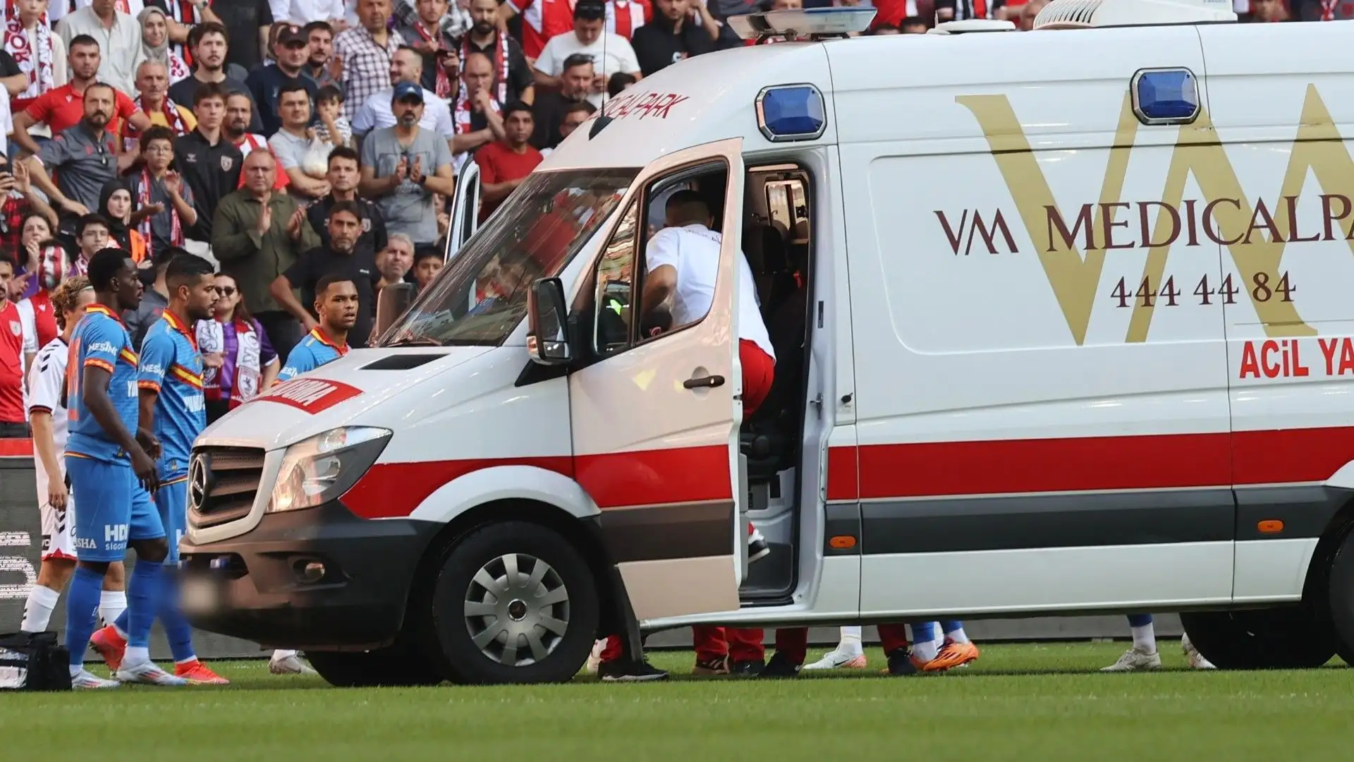 Fortunatamente sta bene: il club ha detto che ha ripreso i sensi
