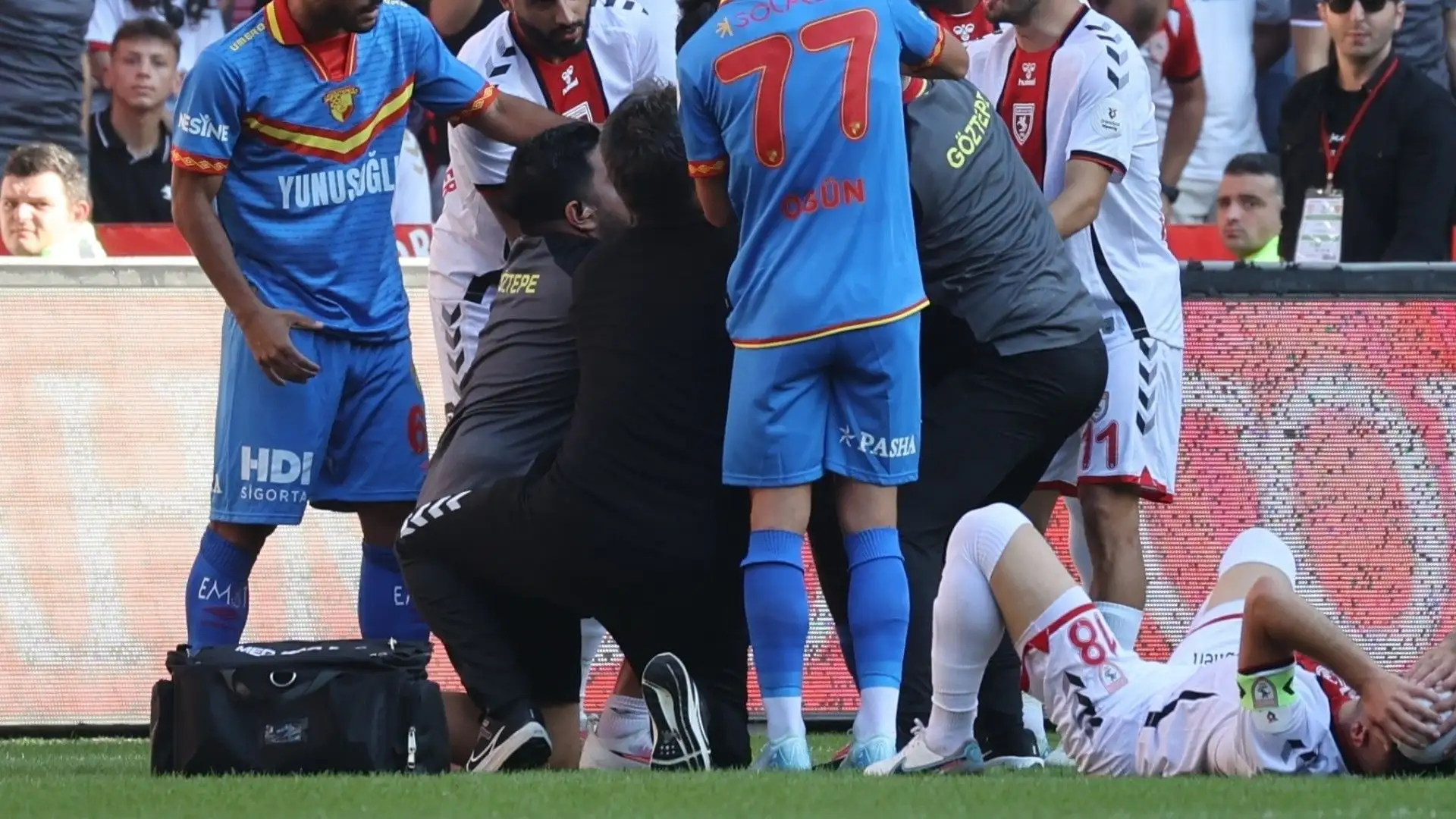 Zeki Yavru e Isaac Solet si sono involontariamente scontrati
