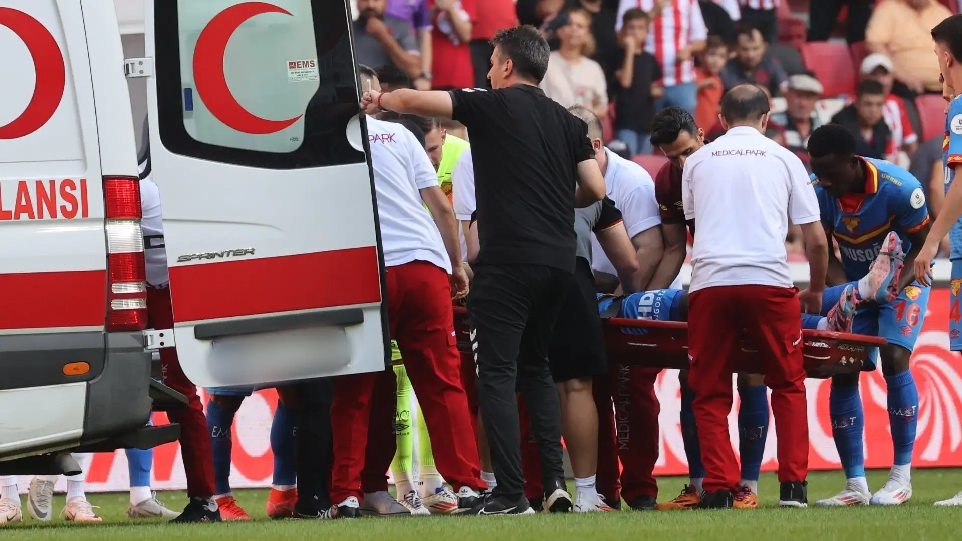 Solet è stato caricato in ambulanza e portato in ospedale
