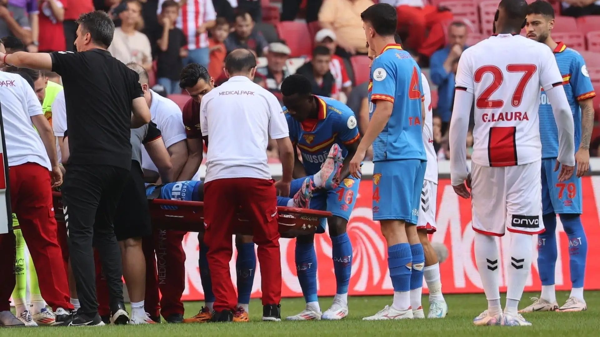 Il campione del Goztepe ha perso i sensi: i medici sono entrati subito in campo
