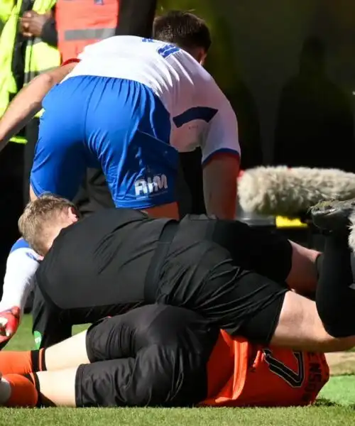 Guardalinee abbattuto: sembra wrestling ma è calcio. Le foto