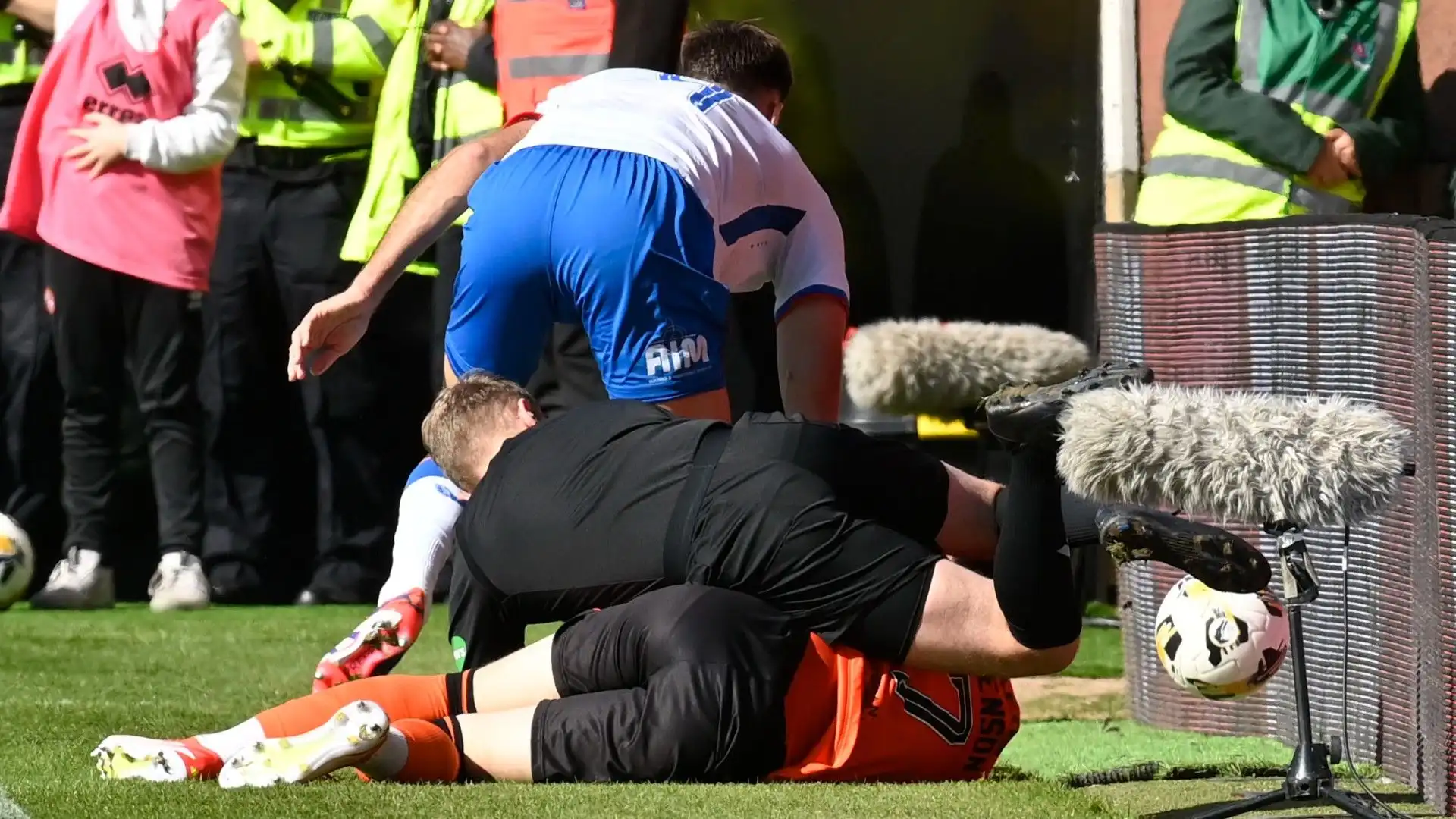 Guardalinee abbattuto: le immagini del tackle
