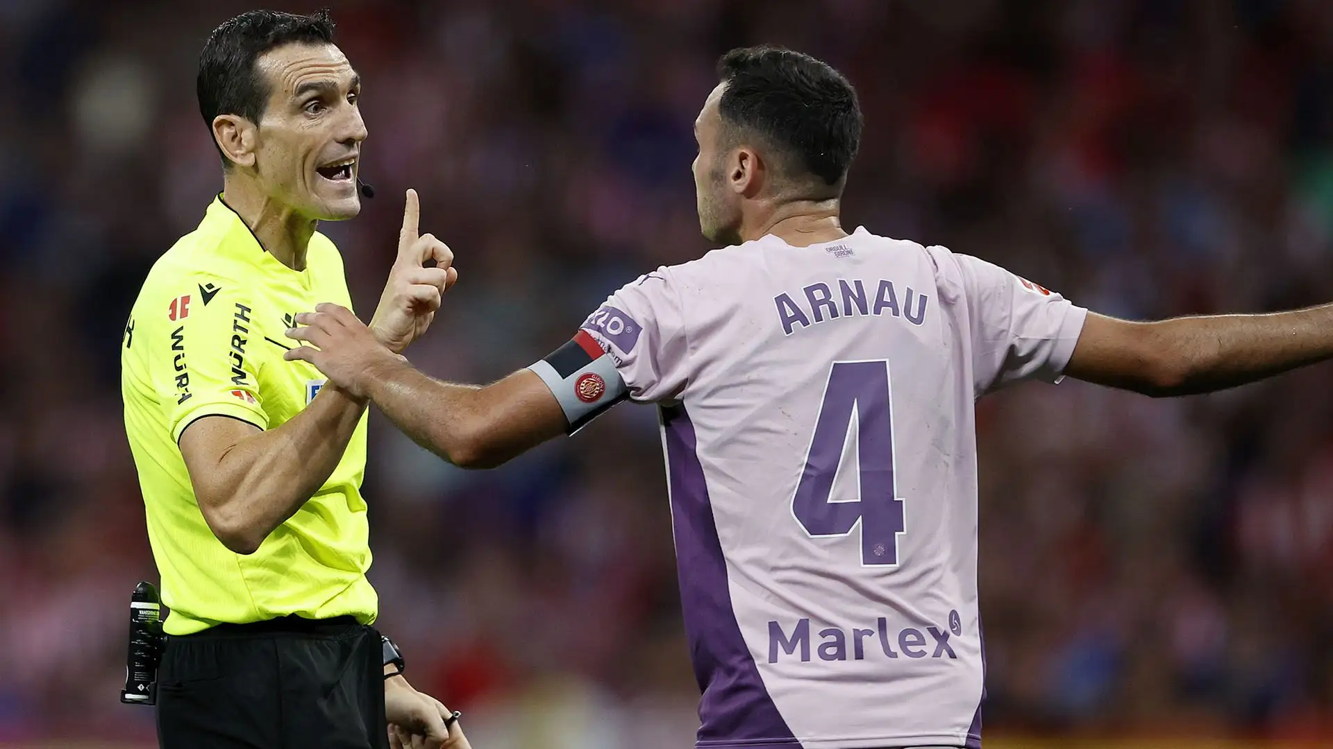 L'arbitro è conosciuto per la sua condotta molto rigida
