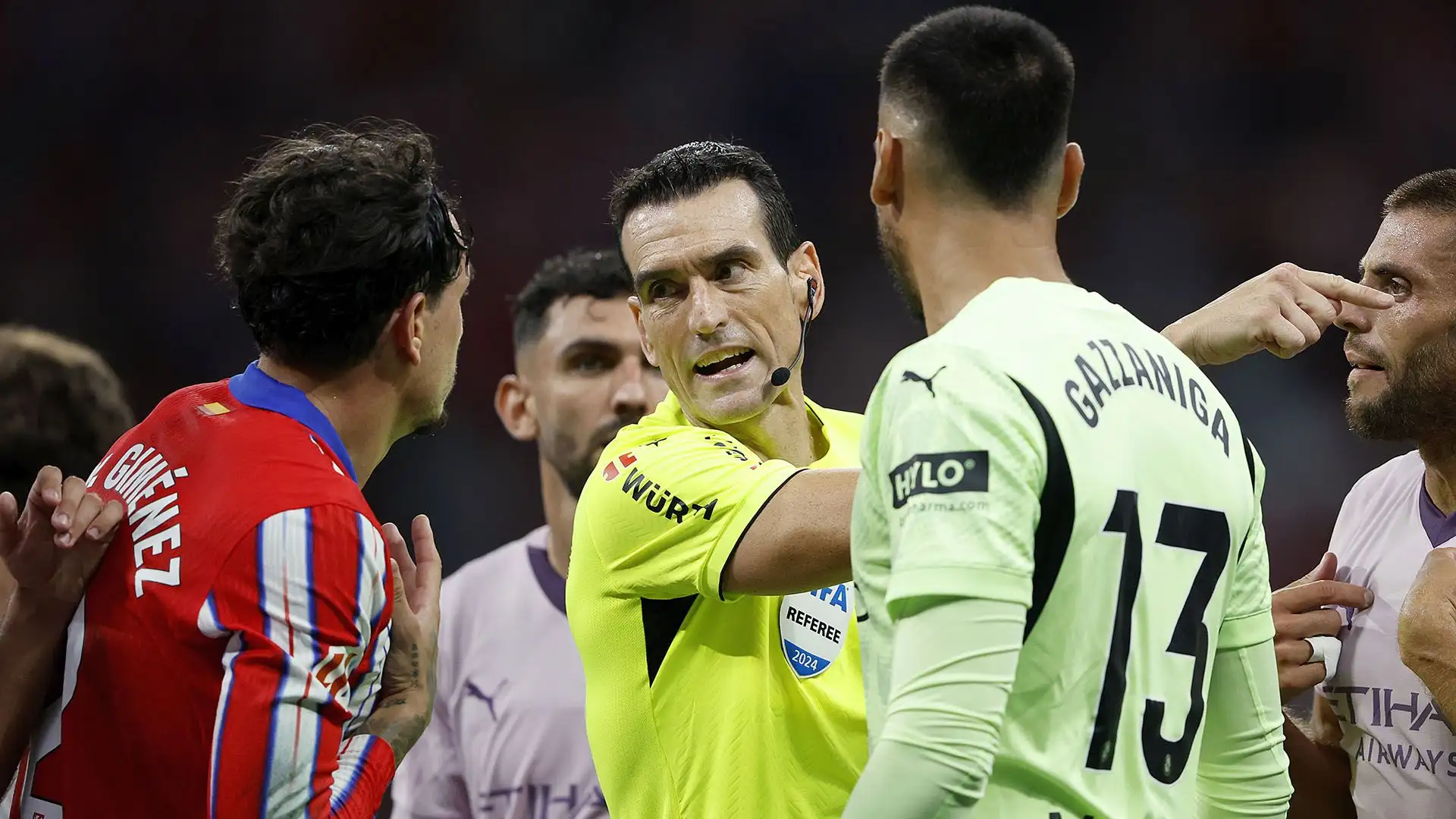 Senza dubbio è tra gli arbitri più rigidi in circolazione
