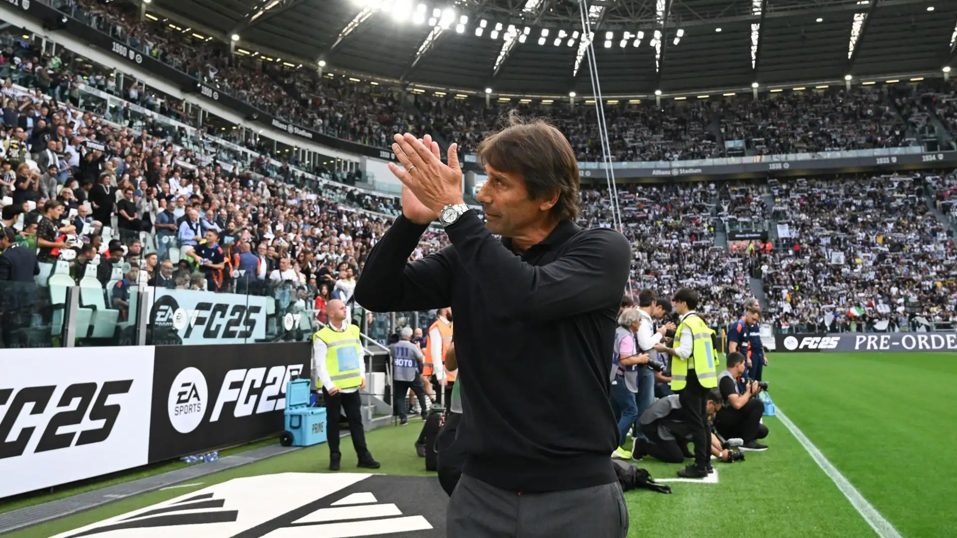 Antonio Conte ha chiesto alla dirigenza l'ingaggio di un nuovo difensore centrale
