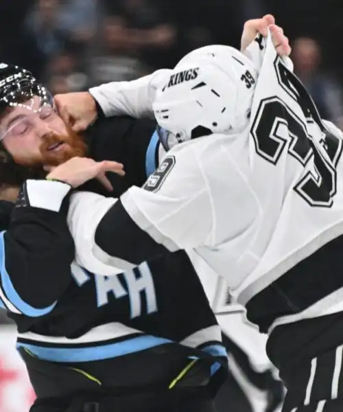La partita di hockey finisce a pugni: le foto della rissa