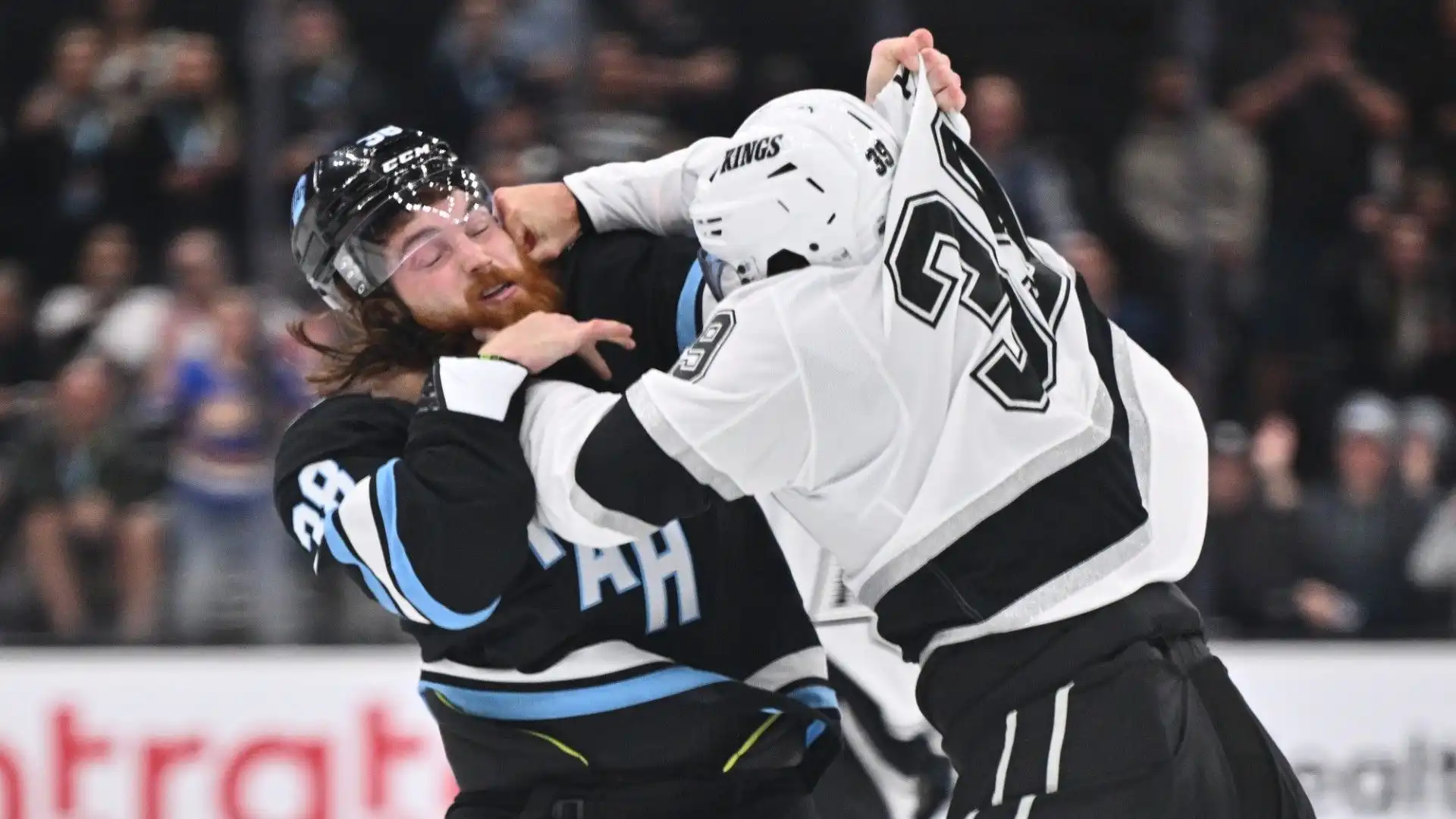 La partita di hockey si trasforma in lotta libera: le foto

