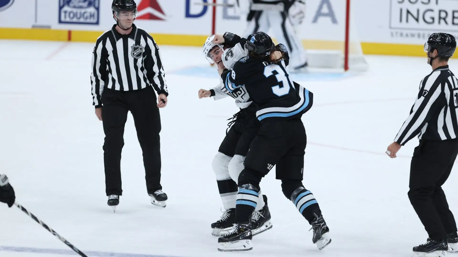 Una scena che è destinata a far discutere moltissimi tifosi e appassionati dell'hockey