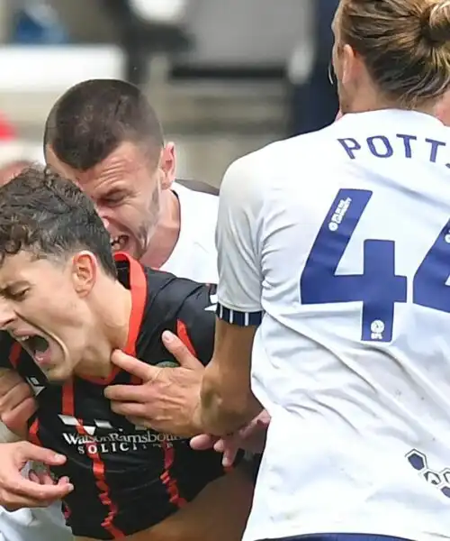 La partita finisce malissimo: mani addosso ed espulsioni. Le foto della rissa