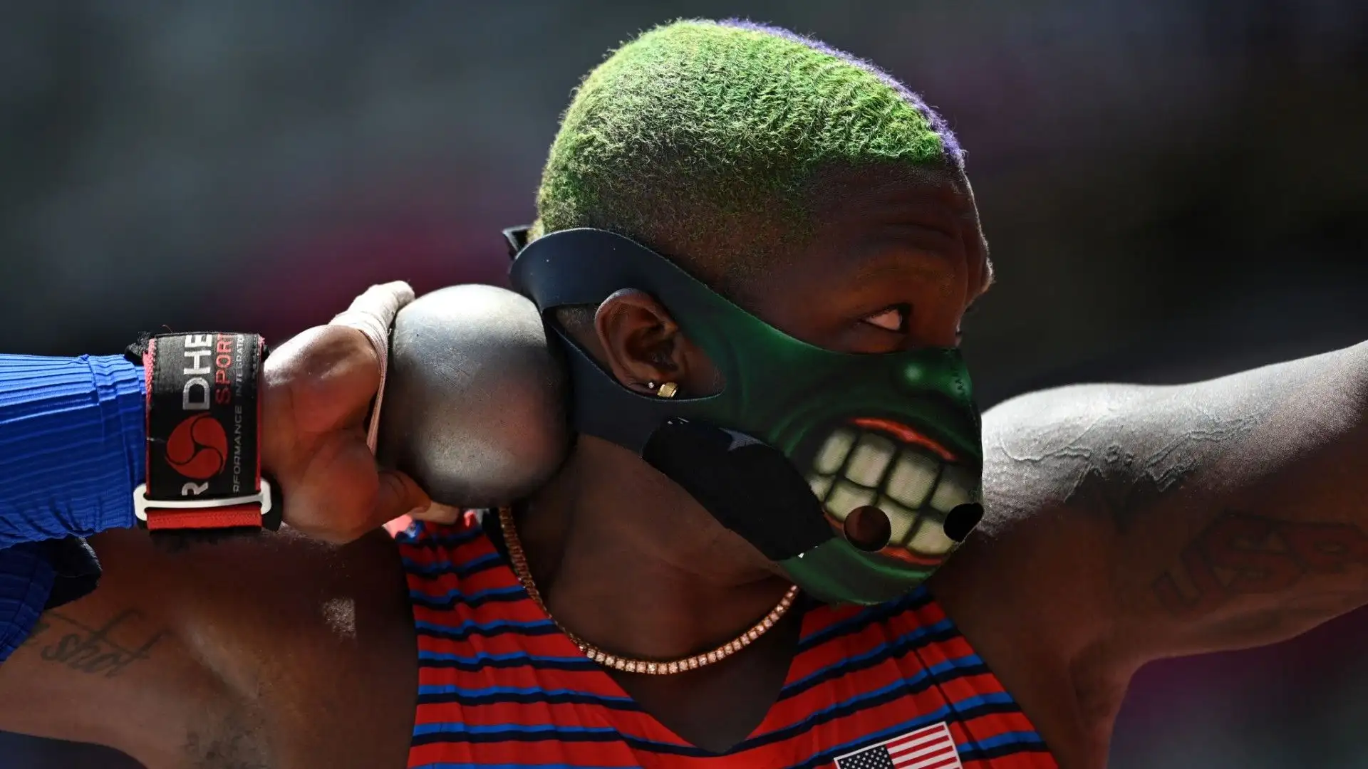 Oltre alle maschere, la campionessa statunitense si tinge spesso i capelli