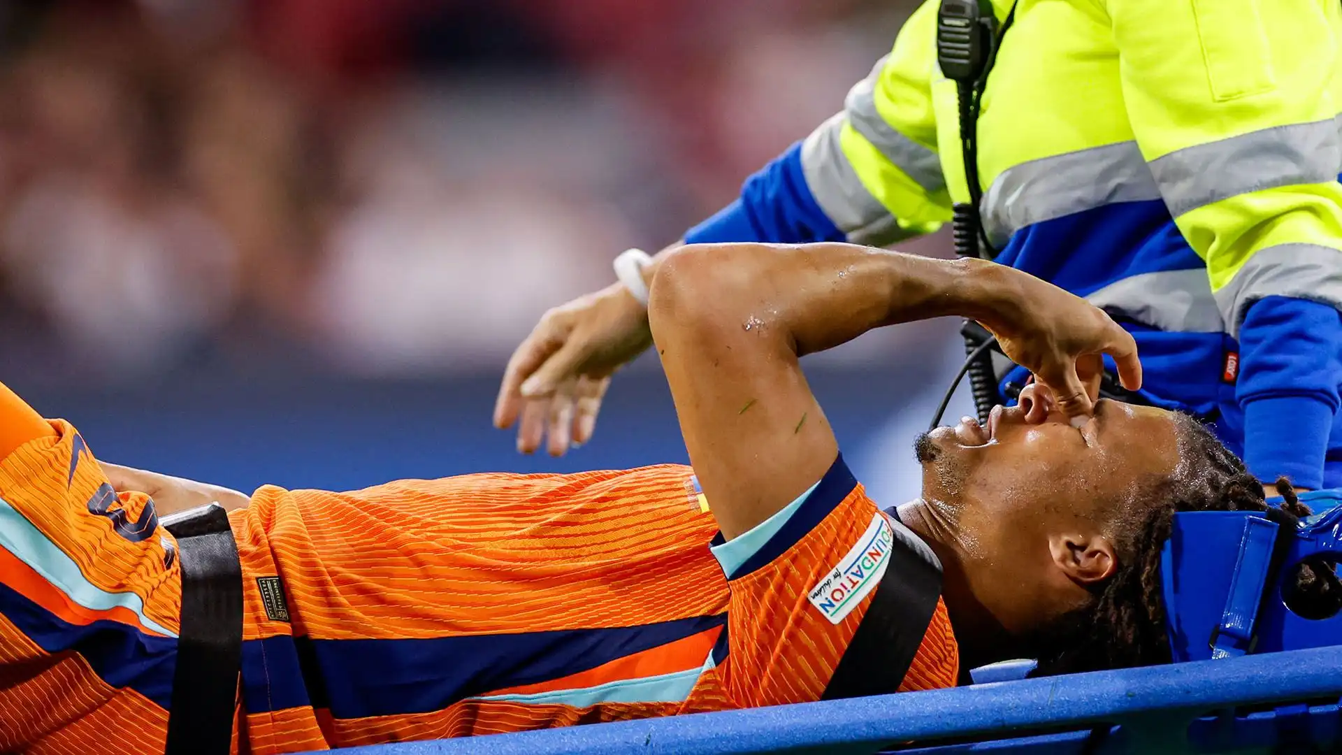 Infortunio terribile, calciatore esce dal campo in lacrime: le foto
