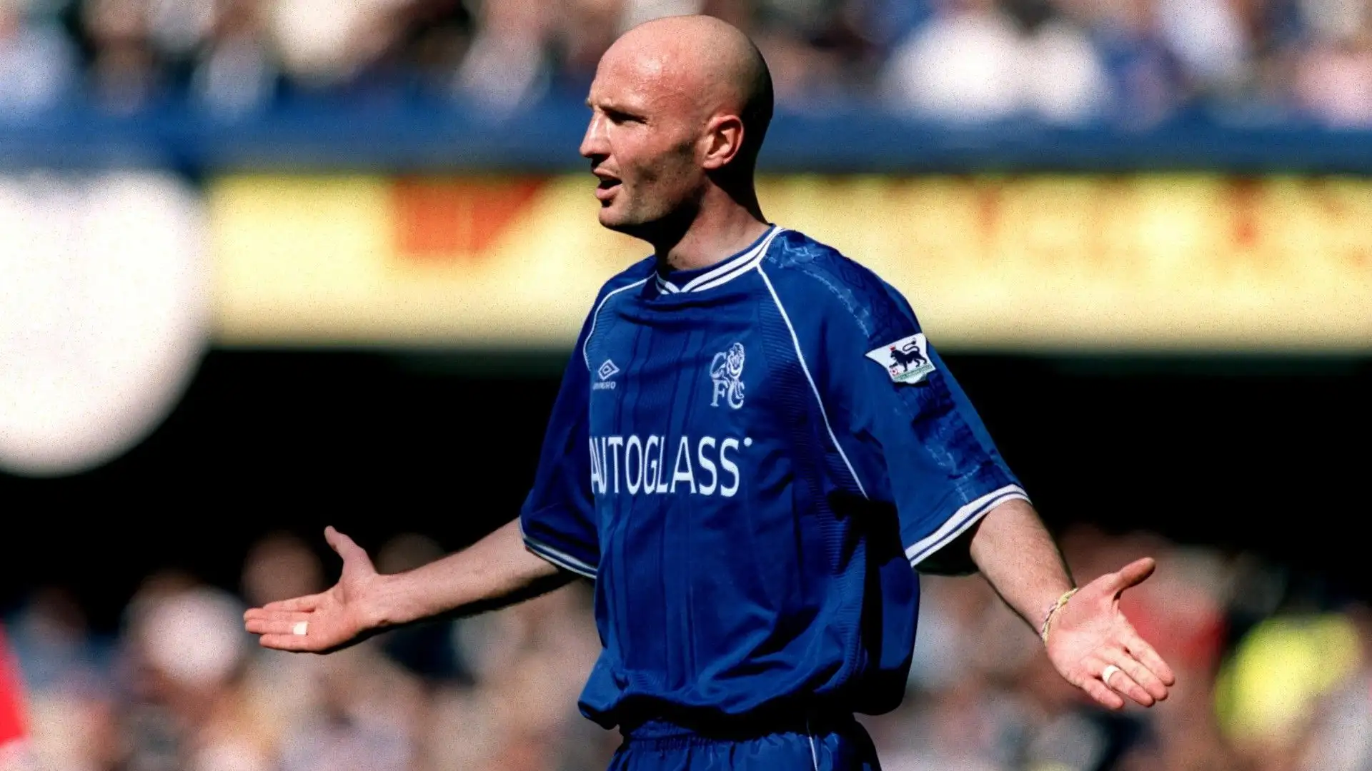 Ha vestito la maglia dei Blues dal 1996 al 2001 collezionando 200 presenze
