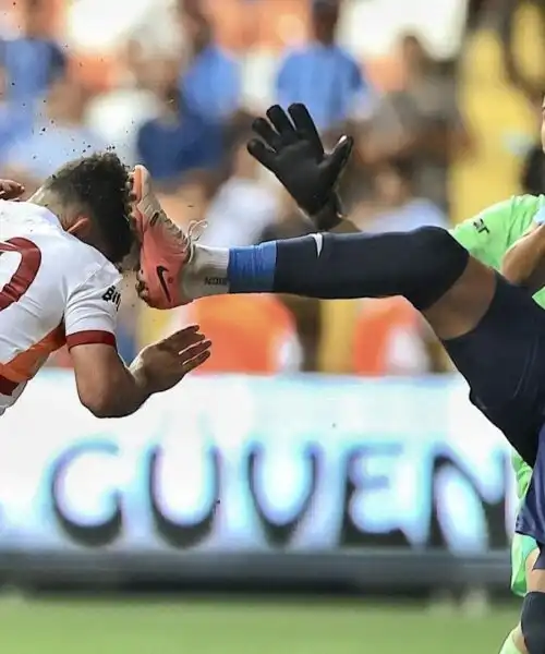 Sangue dalla testa dopo il tremendo fallo: le immagini