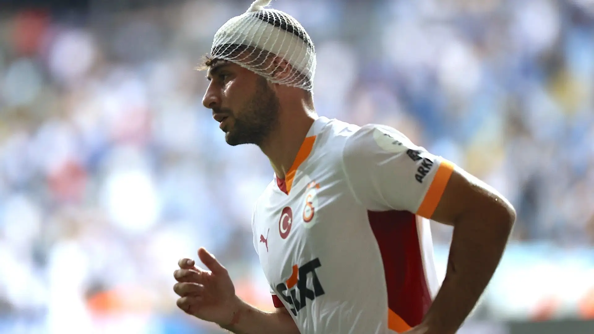 Demir ha continuato la partita con una vistosa benda in testa
