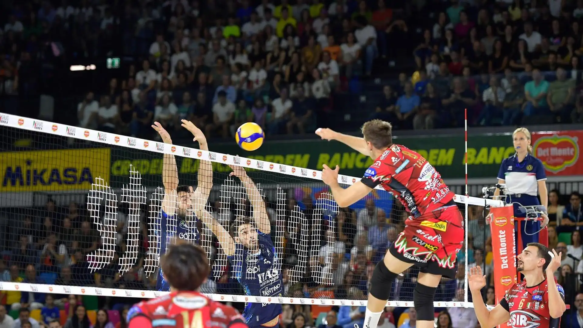 Lanciato dal primo minuto uno scatenato Gabi Garcia (24 punti a referto per il giovane opposto portoricano) e arginato, nel secondo e terzo set, gli attacchi dei Campioni di Italia con numerosi muri (saranno 18 alla fine del match).